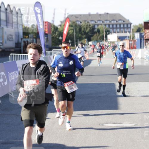 03.10.2025 - Köhlbrandbrückenlauf Jannik Wohlers http://msf.ph/oto/9113634 03.10.2025 13:01:32 Ziel 4047, 4073, 4199, 4219, 4220, 4284, 4292, 4304, 5424, 5915, 6187, 6775, 6801 meine-sportfotos.de