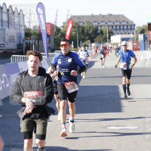 03.10.2025 - Köhlbrandbrückenlauf Jannik Wohlers http://msf.ph/oto/9113646 03.10.2025 13:01:32 Ziel 4047, 4073, 4199, 4219, 4220, 4284, 4292, 4304, 5424, 5915, 6187, 6775, 6801 meine-sportfotos.de