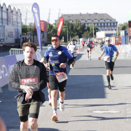 03.10.2025 - Köhlbrandbrückenlauf Jannik Wohlers http://msf.ph/oto/9113653 03.10.2025 13:01:32 Ziel 4047, 4073, 4199, 4219, 4220, 4284, 4292, 4304, 5424, 5915, 6187, 6775, 6801 meine-sportfotos.de