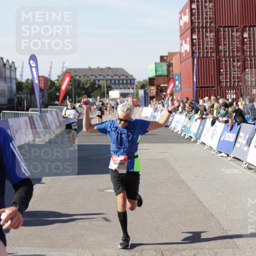 03.10.2025 - Köhlbrandbrückenlauf Jannik Wohlers http://msf.ph/oto/9113698 03.10.2025 13:01:35 Ziel 4047, 4073, 4199, 4219, 4220, 4257, 4284, 4292, 4304, 5424, 6775, 6801 meine-sportfotos.de