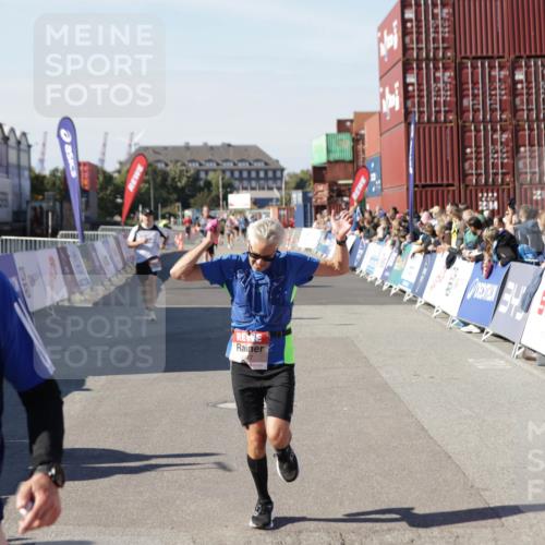 03.10.2025 - Köhlbrandbrückenlauf Jannik Wohlers http://msf.ph/oto/9113706 03.10.2025 13:01:35 Ziel 4047, 4073, 4199, 4219, 4220, 4257, 4284, 4292, 4304, 5424, 6775, 6801 meine-sportfotos.de