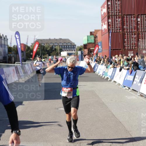 03.10.2025 - Köhlbrandbrückenlauf Jannik Wohlers http://msf.ph/oto/9113714 03.10.2025 13:01:35 Ziel 4047, 4073, 4199, 4219, 4220, 4257, 4284, 4292, 4304, 5424, 6775, 6801 meine-sportfotos.de