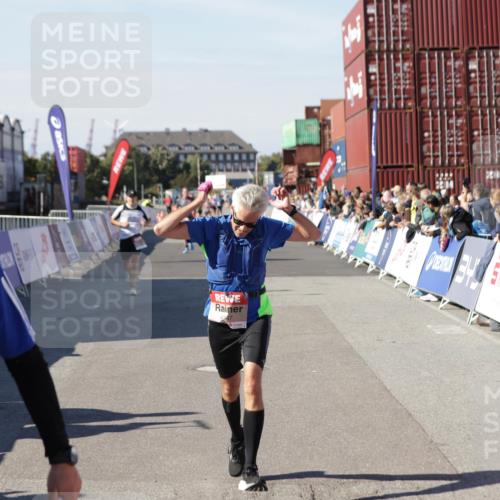 03.10.2025 - Köhlbrandbrückenlauf Jannik Wohlers http://msf.ph/oto/9113720 03.10.2025 13:01:35 Ziel 4047, 4073, 4199, 4219, 4220, 4257, 4284, 4292, 4304, 5424, 6775, 6801 meine-sportfotos.de