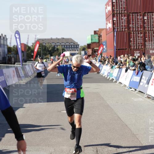 03.10.2025 - Köhlbrandbrückenlauf Jannik Wohlers http://msf.ph/oto/9113727 03.10.2025 13:01:35 Ziel 4047, 4073, 4199, 4219, 4220, 4257, 4284, 4292, 4304, 5424, 6775, 6801 meine-sportfotos.de