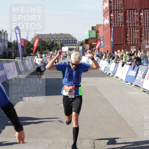 03.10.2025 - Köhlbrandbrückenlauf Jannik Wohlers http://msf.ph/oto/9113735 03.10.2025 13:01:35 Ziel 4047, 4073, 4199, 4219, 4220, 4257, 4284, 4292, 4304, 5424, 6775, 6801 meine-sportfotos.de