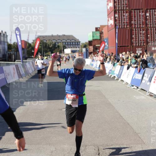 03.10.2025 - Köhlbrandbrückenlauf Jannik Wohlers http://msf.ph/oto/9113742 03.10.2025 13:01:35 Ziel 4047, 4073, 4199, 4219, 4220, 4257, 4284, 4292, 4304, 5424, 6775, 6801 meine-sportfotos.de