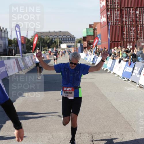 03.10.2025 - Köhlbrandbrückenlauf Jannik Wohlers http://msf.ph/oto/9113748 03.10.2025 13:01:36 Ziel 4047, 4073, 4219, 4220, 4257, 4284, 4292, 4304, 5424, 6775, 6801 meine-sportfotos.de