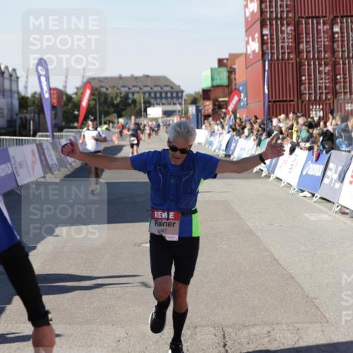 03.10.2025 - Köhlbrandbrückenlauf Jannik Wohlers http://msf.ph/oto/9113755 03.10.2025 13:01:36 Ziel 4047, 4073, 4219, 4220, 4257, 4284, 4292, 4304, 5424, 6775, 6801 meine-sportfotos.de