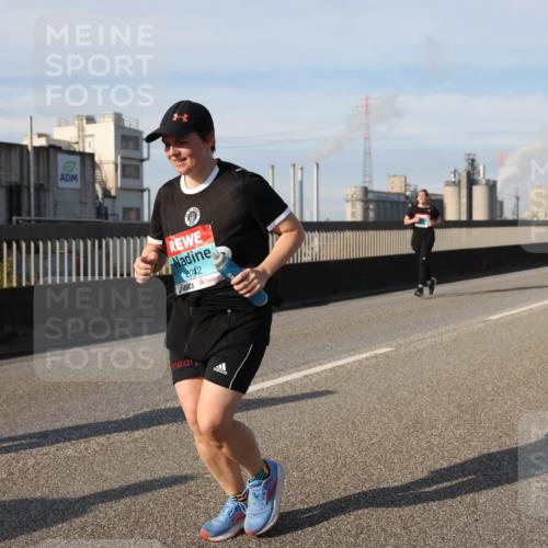 03.10.2025 - Köhlbrandbrückenlauf Lena Gebhardt http://msf.ph/oto/9113759 03.10.2025 10:17:04 Position 2 2042 meine-sportfotos.de
