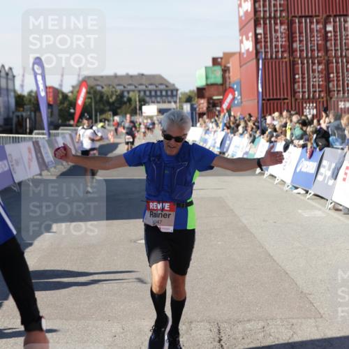 03.10.2025 - Köhlbrandbrückenlauf Jannik Wohlers http://msf.ph/oto/9113760 03.10.2025 13:01:36 Ziel 4047, 4073, 4219, 4220, 4257, 4284, 4292, 4304, 5424, 6775, 6801 meine-sportfotos.de