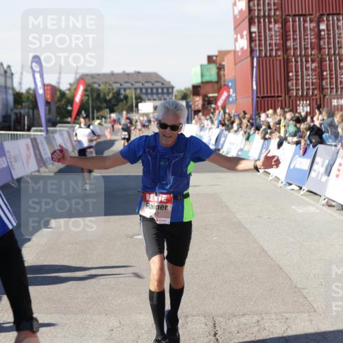 03.10.2025 - Köhlbrandbrückenlauf Jannik Wohlers http://msf.ph/oto/9113766 03.10.2025 13:01:36 Ziel 4047, 4073, 4219, 4220, 4257, 4284, 4292, 4304, 5424, 6775, 6801 meine-sportfotos.de