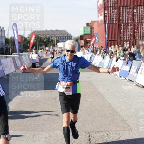 03.10.2025 - Köhlbrandbrückenlauf Jannik Wohlers http://msf.ph/oto/9113770 03.10.2025 13:01:36 Ziel 4047, 4073, 4219, 4220, 4257, 4284, 4292, 4304, 5424, 6775, 6801 meine-sportfotos.de