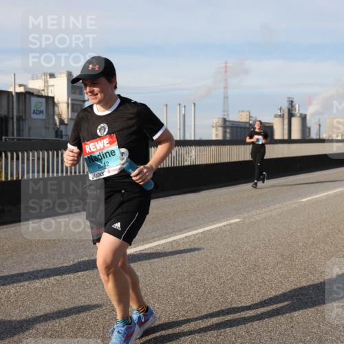 03.10.2025 - Köhlbrandbrückenlauf Lena Gebhardt http://msf.ph/oto/9113771 03.10.2025 10:17:04 Position 2 2042 meine-sportfotos.de