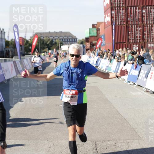 03.10.2025 - Köhlbrandbrückenlauf Jannik Wohlers http://msf.ph/oto/9113776 03.10.2025 13:01:36 Ziel 4047, 4073, 4219, 4220, 4257, 4284, 4292, 4304, 5424, 6775, 6801 meine-sportfotos.de