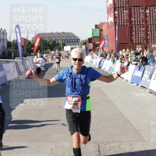 03.10.2025 - Köhlbrandbrückenlauf Jannik Wohlers http://msf.ph/oto/9113783 03.10.2025 13:01:36 Ziel 4047, 4073, 4219, 4220, 4257, 4284, 4292, 4304, 5424, 6775, 6801 meine-sportfotos.de