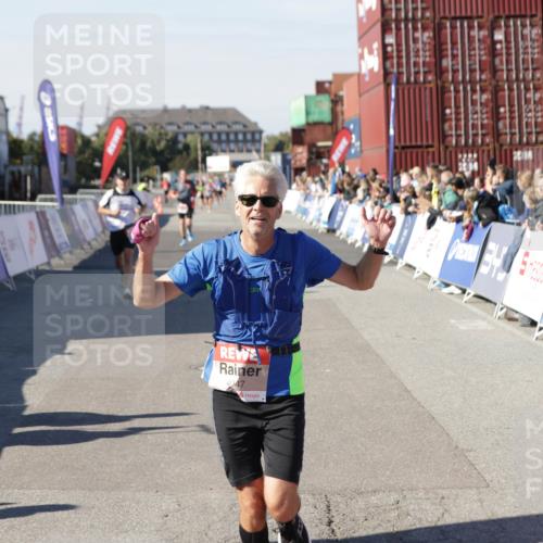 03.10.2025 - Köhlbrandbrückenlauf Jannik Wohlers http://msf.ph/oto/9113789 03.10.2025 13:01:36 Ziel 4047, 4073, 4219, 4220, 4257, 4284, 4292, 4304, 5424, 6775, 6801 meine-sportfotos.de