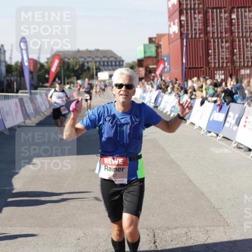 03.10.2025 - Köhlbrandbrückenlauf Jannik Wohlers http://msf.ph/oto/9113795 03.10.2025 13:01:36 Ziel 4047, 4073, 4219, 4220, 4257, 4284, 4292, 4304, 5424, 6775, 6801 meine-sportfotos.de