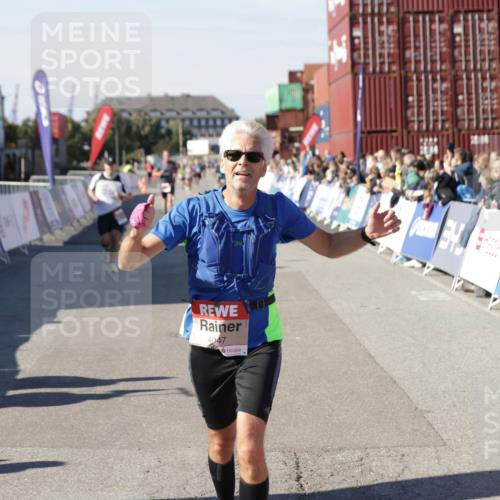 03.10.2025 - Köhlbrandbrückenlauf Jannik Wohlers http://msf.ph/oto/9113799 03.10.2025 13:01:36 Ziel 4047, 4073, 4219, 4220, 4257, 4284, 4292, 4304, 5424, 6775, 6801 meine-sportfotos.de