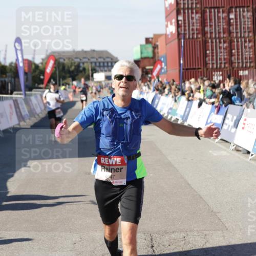 03.10.2025 - Köhlbrandbrückenlauf Jannik Wohlers http://msf.ph/oto/9113805 03.10.2025 13:01:36 Ziel 4047, 4073, 4219, 4220, 4257, 4284, 4292, 4304, 5424, 6775, 6801 meine-sportfotos.de