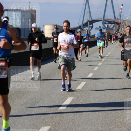 03.10.2025 - Köhlbrandbrückenlauf Strokosch-Dieckow http://msf.ph/oto/9113811 03.10.2025 12:44:06 Position 3 58, 6518, 5699, 6015 meine-sportfotos.de
