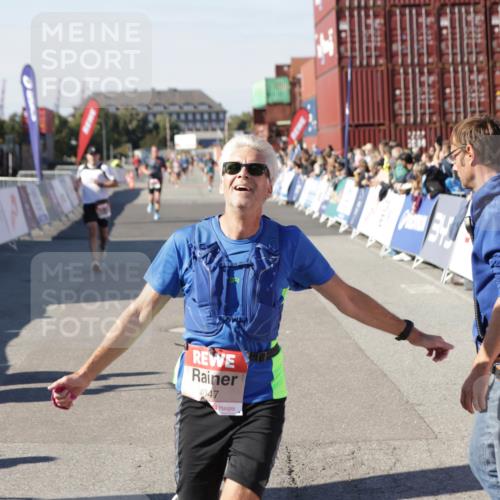 03.10.2025 - Köhlbrandbrückenlauf Jannik Wohlers http://msf.ph/oto/9113815 03.10.2025 13:01:36 Ziel 4047, 4073, 4219, 4220, 4257, 4284, 4292, 4304, 5424, 6775, 6801 meine-sportfotos.de