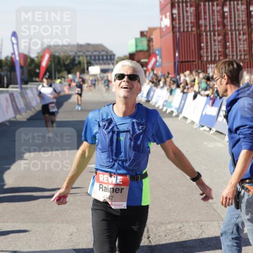 03.10.2025 - Köhlbrandbrückenlauf Jannik Wohlers http://msf.ph/oto/9113829 03.10.2025 13:01:36 Ziel 4047, 4073, 4219, 4220, 4257, 4284, 4292, 4304, 5424, 6775, 6801 meine-sportfotos.de