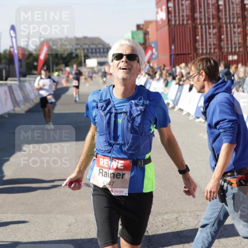 03.10.2025 - Köhlbrandbrückenlauf Jannik Wohlers http://msf.ph/oto/9113842 03.10.2025 13:01:36 Ziel 4047, 4073, 4219, 4220, 4257, 4284, 4292, 4304, 5424, 6775, 6801 meine-sportfotos.de