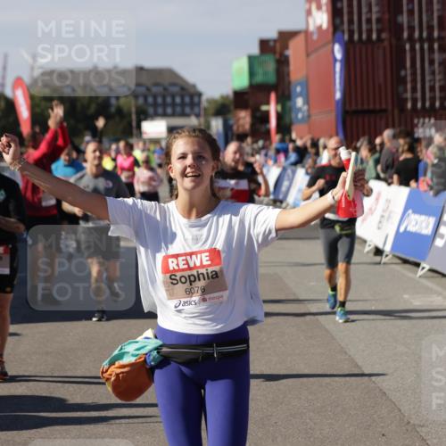 03.10.2025 - Köhlbrandbrückenlauf Jannik Wohlers http://msf.ph/oto/9113900 03.10.2025 13:32:02 Ziel 4443, 4842, 4902, 5155, 5246, 5247, 5248, 5267, 6076, 6126, 6460, 6736 meine-sportfotos.de