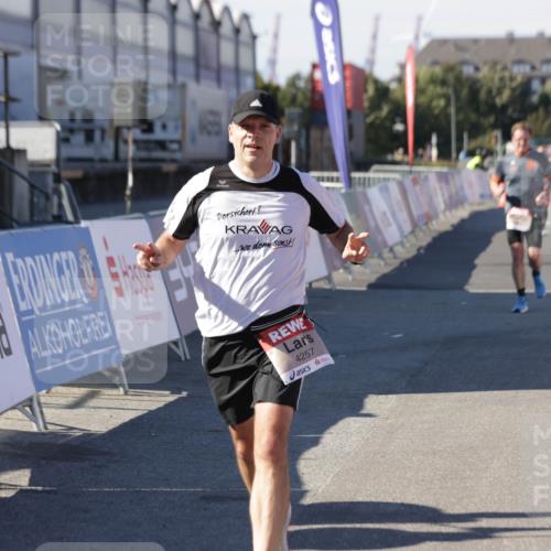 03.10.2025 - Köhlbrandbrückenlauf Jannik Wohlers http://msf.ph/oto/9113903 03.10.2025 13:01:40 Ziel 4047, 4073, 4219, 4220, 4257, 5424, 5671, 6801 meine-sportfotos.de