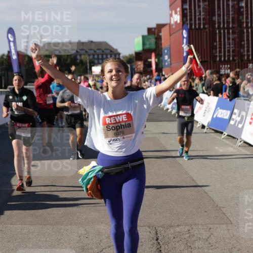 03.10.2025 - Köhlbrandbrückenlauf Jannik Wohlers http://msf.ph/oto/9113917 03.10.2025 13:32:02 Ziel 4443, 4842, 4902, 5155, 5246, 5247, 5248, 5267, 6076, 6126, 6460, 6736 meine-sportfotos.de