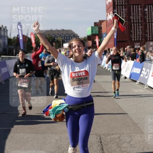 03.10.2025 - Köhlbrandbrückenlauf Jannik Wohlers http://msf.ph/oto/9113940 03.10.2025 13:32:02 Ziel 4443, 4842, 4902, 5155, 5246, 5247, 5248, 5267, 6076, 6126, 6460, 6736 meine-sportfotos.de