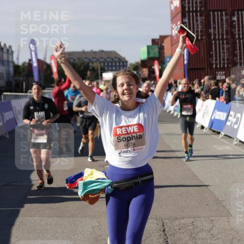 03.10.2025 - Köhlbrandbrückenlauf Jannik Wohlers http://msf.ph/oto/9113948 03.10.2025 13:32:02 Ziel 4443, 4842, 4902, 5155, 5246, 5247, 5248, 5267, 6076, 6126, 6460, 6736 meine-sportfotos.de