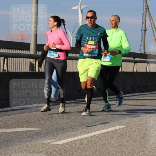 03.10.2025 - Köhlbrandbrückenlauf Strokosch-Dieckow http://msf.ph/oto/9113971 03.10.2025 09:48:40 Position 2 3549, 2025, 3550, 1843 meine-sportfotos.de