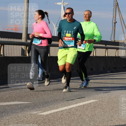 03.10.2025 - Köhlbrandbrückenlauf Strokosch-Dieckow http://msf.ph/oto/9113975 03.10.2025 09:48:40 Position 2 3549, 2, 025, 3550 meine-sportfotos.de