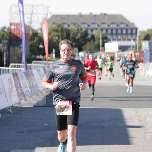 03.10.2025 - Köhlbrandbrückenlauf Jannik Wohlers http://msf.ph/oto/9114012 03.10.2025 13:01:44 Ziel 4047, 4220, 4257, 5671, 5739 meine-sportfotos.de