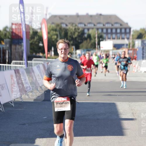 03.10.2025 - Köhlbrandbrückenlauf Jannik Wohlers http://msf.ph/oto/9114019 03.10.2025 13:01:44 Ziel 4047, 4220, 4257, 5671, 5739 meine-sportfotos.de