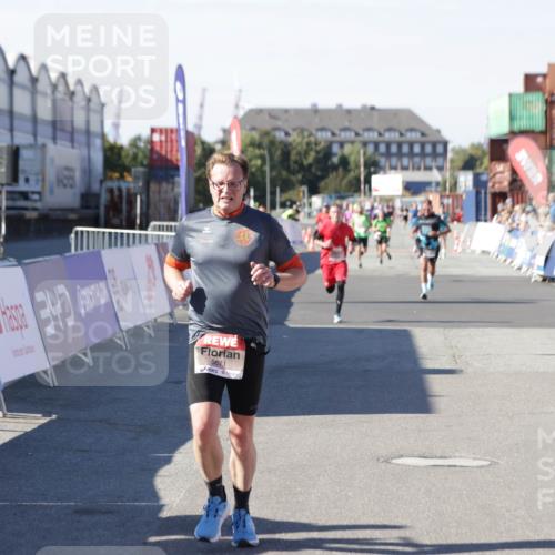 03.10.2025 - Köhlbrandbrückenlauf Jannik Wohlers http://msf.ph/oto/9114026 03.10.2025 13:01:44 Ziel 4047, 4220, 4257, 5671, 5739 meine-sportfotos.de