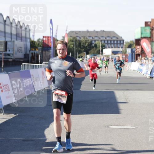 03.10.2025 - Köhlbrandbrückenlauf Jannik Wohlers http://msf.ph/oto/9114032 03.10.2025 13:01:44 Ziel 4047, 4220, 4257, 5671, 5739 meine-sportfotos.de