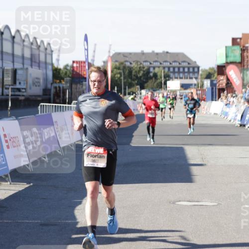 03.10.2025 - Köhlbrandbrückenlauf Jannik Wohlers http://msf.ph/oto/9114039 03.10.2025 13:01:44 Ziel 4047, 4220, 4257, 5671, 5739 meine-sportfotos.de