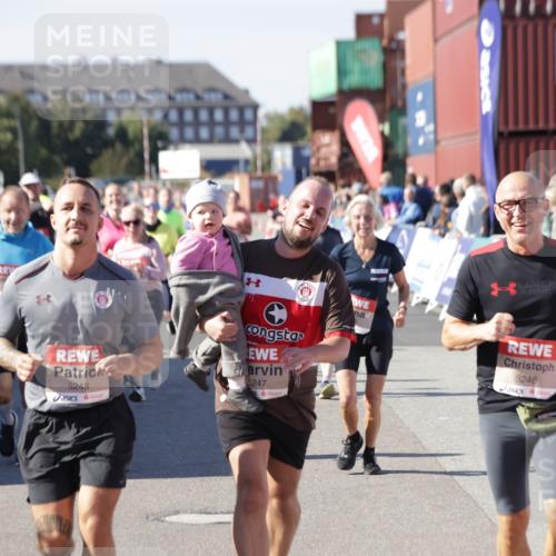 03.10.2025 - Köhlbrandbrückenlauf Jannik Wohlers http://msf.ph/oto/9114041 03.10.2025 13:32:04 Ziel 4443, 4842, 4902, 5155, 5238, 5246, 5247, 5248, 5921, 5922, 6076, 6126, 6146, 6460 meine-sportfotos.de