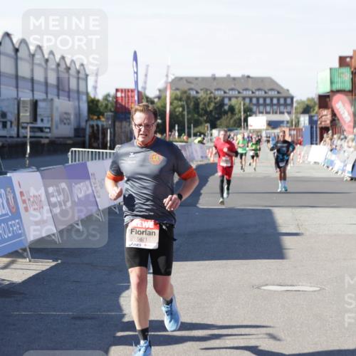 03.10.2025 - Köhlbrandbrückenlauf Jannik Wohlers http://msf.ph/oto/9114045 03.10.2025 13:01:45 Ziel 4047, 4257, 5671, 5739 meine-sportfotos.de