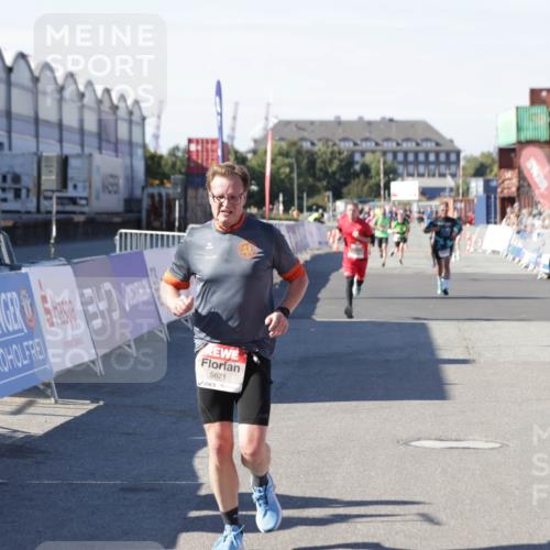 03.10.2025 - Köhlbrandbrückenlauf Jannik Wohlers http://msf.ph/oto/9114054 03.10.2025 13:01:45 Ziel 4047, 4257, 5671, 5739 meine-sportfotos.de