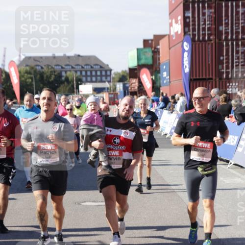 03.10.2025 - Köhlbrandbrückenlauf Jannik Wohlers http://msf.ph/oto/9114059 03.10.2025 13:32:05 Ziel 4443, 4842, 4902, 5155, 5238, 5246, 5247, 5248, 5921, 5922, 5923, 6076, 6126, 6146, 6460 meine-sportfotos.de