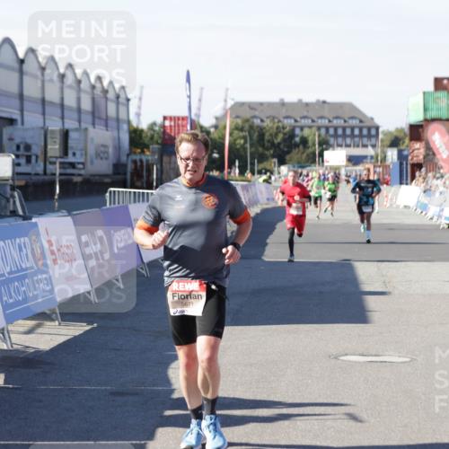 03.10.2025 - Köhlbrandbrückenlauf Jannik Wohlers http://msf.ph/oto/9114061 03.10.2025 13:01:45 Ziel 4047, 4257, 5671, 5739 meine-sportfotos.de
