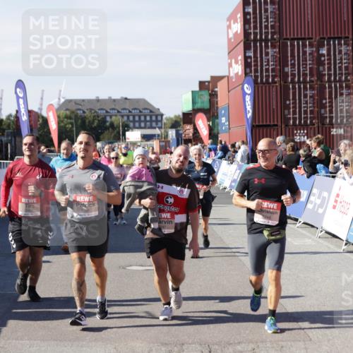 03.10.2025 - Köhlbrandbrückenlauf Jannik Wohlers http://msf.ph/oto/9114064 03.10.2025 13:32:05 Ziel 4443, 4842, 4902, 5155, 5238, 5246, 5247, 5248, 5921, 5922, 5923, 6076, 6126, 6146, 6460 meine-sportfotos.de