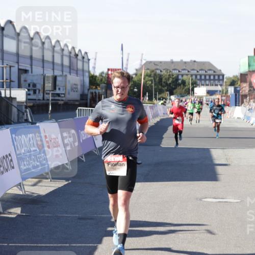 03.10.2025 - Köhlbrandbrückenlauf Jannik Wohlers http://msf.ph/oto/9114067 03.10.2025 13:01:45 Ziel 4047, 4257, 5671, 5739 meine-sportfotos.de
