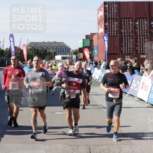 03.10.2025 - Köhlbrandbrückenlauf Jannik Wohlers http://msf.ph/oto/9114069 03.10.2025 13:32:05 Ziel 4443, 4842, 4902, 5155, 5238, 5246, 5247, 5248, 5921, 5922, 5923, 6076, 6126, 6146, 6460 meine-sportfotos.de