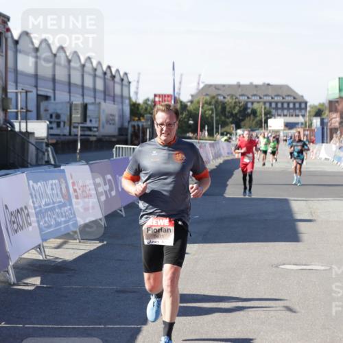 03.10.2025 - Köhlbrandbrückenlauf Jannik Wohlers http://msf.ph/oto/9114079 03.10.2025 13:01:45 Ziel 4047, 4257, 5671, 5739 meine-sportfotos.de