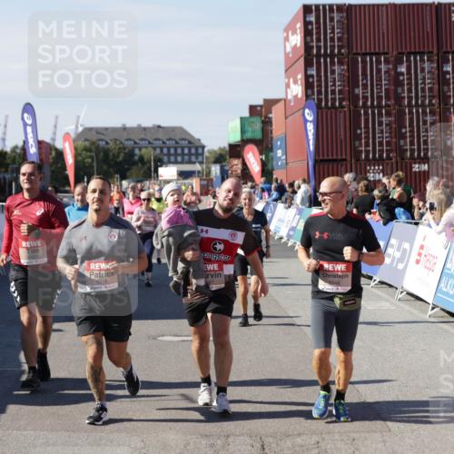 03.10.2025 - Köhlbrandbrückenlauf Jannik Wohlers http://msf.ph/oto/9114084 03.10.2025 13:32:05 Ziel 4443, 4842, 4902, 5155, 5238, 5246, 5247, 5248, 5921, 5922, 5923, 6076, 6126, 6146, 6460 meine-sportfotos.de