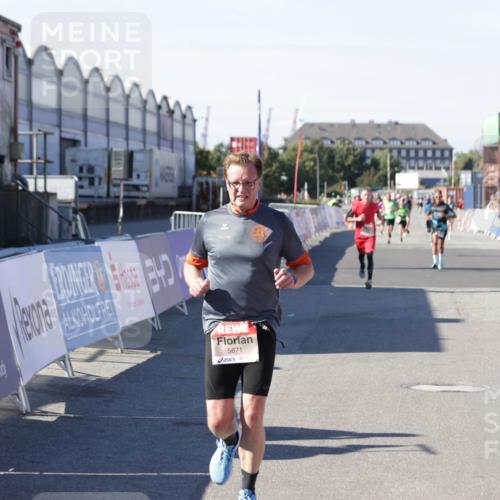 03.10.2025 - Köhlbrandbrückenlauf Jannik Wohlers http://msf.ph/oto/9114085 03.10.2025 13:01:45 Ziel 4047, 4257, 5671, 5739 meine-sportfotos.de